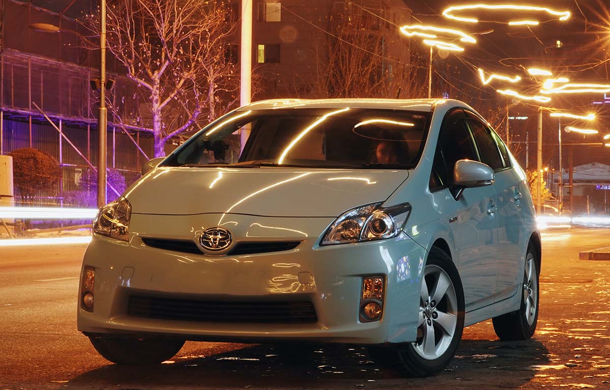 Toyota Prius at night waiting to get catalytic converter stolen